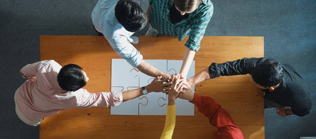 Hoe gebruik je modelcontracten specifiek voor beveiligingsopdrachten?